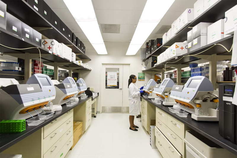 Laboratorio medico moderno con provette e strumenti di analisi