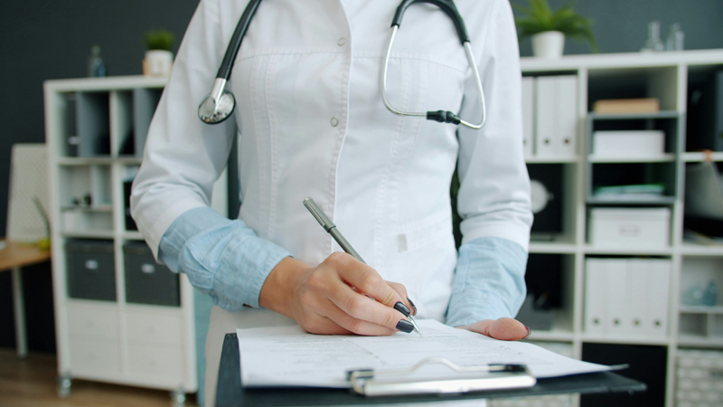 Personale medico che gestisce dati e cartelle cliniche