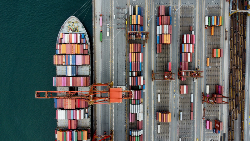 Terminal logistico e container industriali pronti al carico